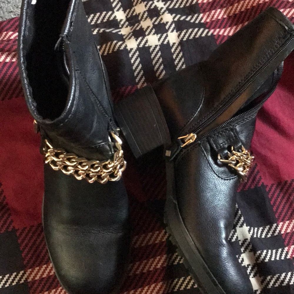 Chain link black boots